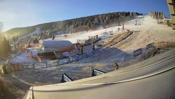 Ujmujący widok z kamery na stok z górnej stacji narciarskiej Grapa Zieleniec Duszniki-Zdrój.