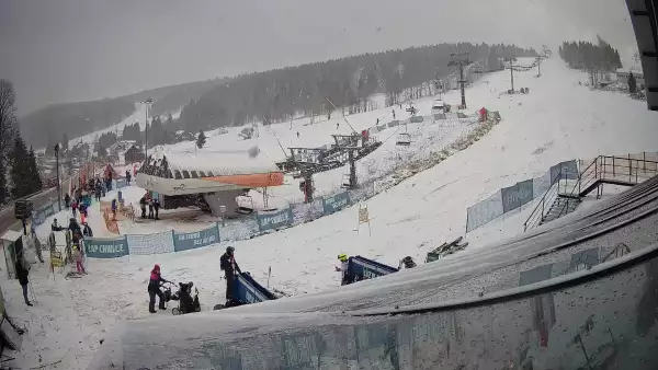 Ujmujący widok z kamery na stok z górnej stacji narciarskiej Grapa Zieleniec Duszniki-Zdrój.