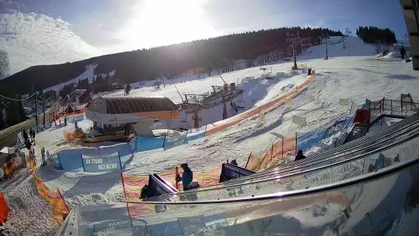 Ujmujący widok z kamery na stok z górnej stacji narciarskiej Grapa Zieleniec Duszniki-Zdrój.