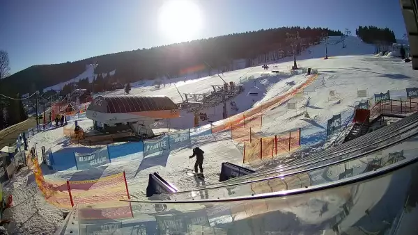 Ujmujący widok z kamery na stok z górnej stacji narciarskiej Grapa Zieleniec Duszniki-Zdrój.