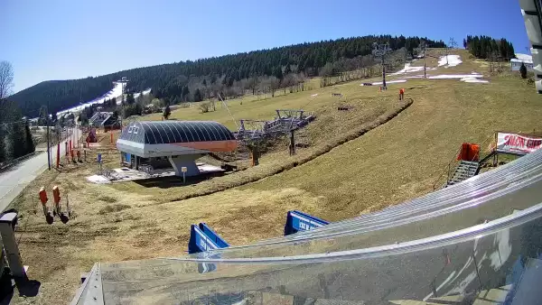 Ujmujący widok z kamery na stok z górnej stacji narciarskiej Grapa Zieleniec Duszniki-Zdrój.