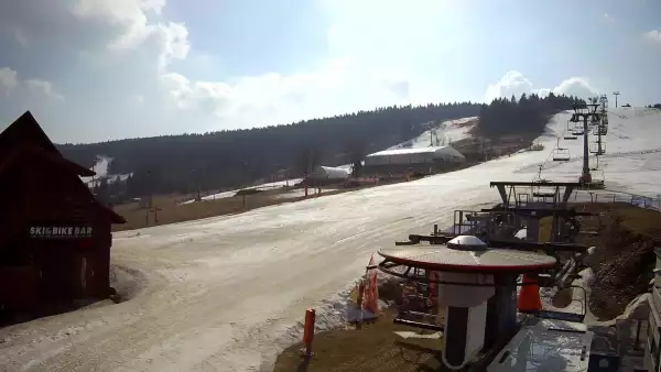 widok z dolnej stacji narciarskiej Gryglówka