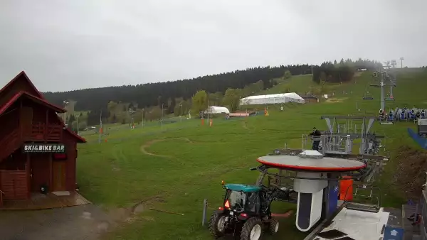 widok z dolnej stacji narciarskiej Gryglówka