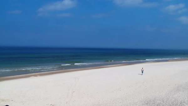 Widok na piękną, piaszczystą i szeroką plażę w Grzybowie w woj. zachodniopomorskim.