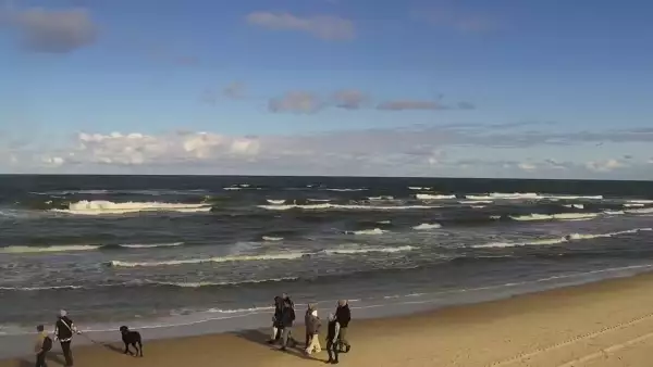 Widok na piękną, piaszczystą i szeroką plażę w Grzybowie w woj. zachodniopomorskim.