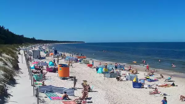 Widok na piękną, piaszczystą i szeroką plażę w Grzybowie w woj. zachodniopomorskim.