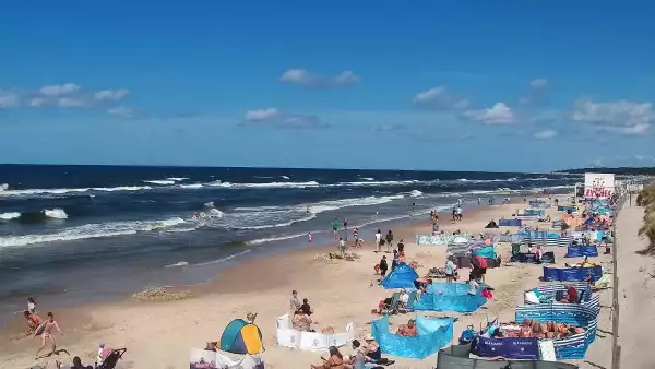 Widok na piękną, piaszczystą i szeroką plażę w Grzybowie w woj. zachodniopomorskim.