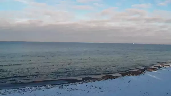 Widok na piękną, piaszczystą i szeroką plażę w Grzybowie w woj. zachodniopomorskim.