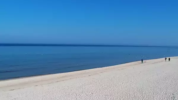 Widok na piękną, piaszczystą i szeroką plażę w Grzybowie w woj. zachodniopomorskim.