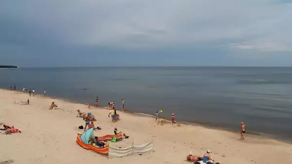 Widok na piękną, piaszczystą i szeroką plażę w Grzybowie w woj. zachodniopomorskim.