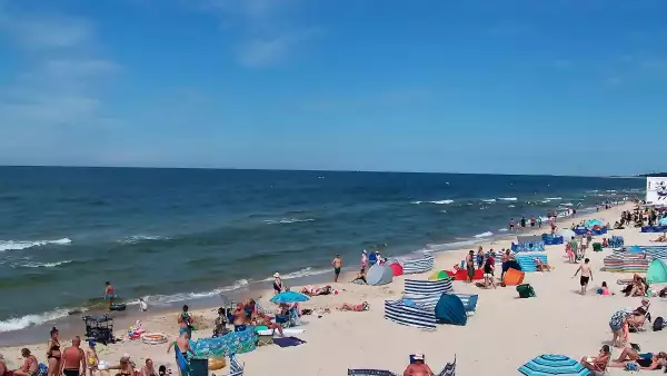 Widok na piękną, piaszczystą i szeroką plażę w Grzybowie w woj. zachodniopomorskim.
