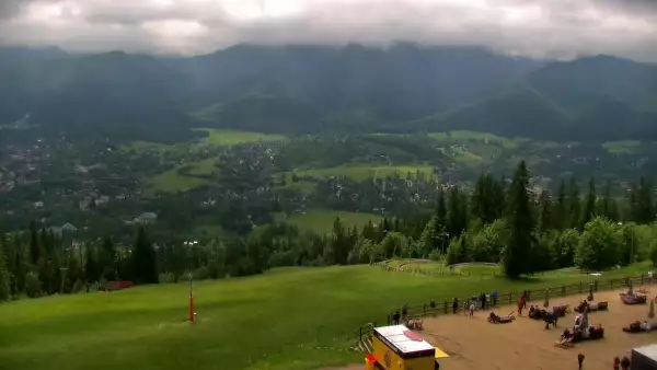 Widok z Kamery na panoramę Tatr.