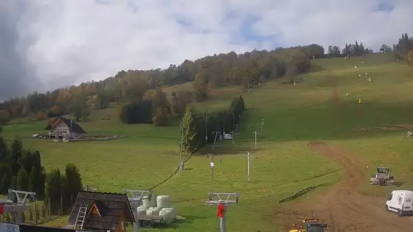 Widok na dolną stację wyciągu krzesełkowego na HARENDZIE.