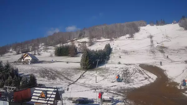 Widok na dolną stację wyciągu krzesełkowego na HARENDZIE.