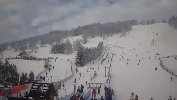 Widok na dolną stację wyciągu krzesełkowego na HARENDZIE.