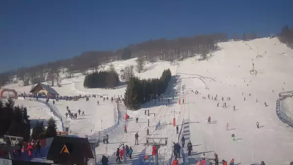 Widok na dolną stację wyciągu krzesełkowego na HARENDZIE.