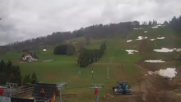 Widok na dolną stację wyciągu krzesełkowego na HARENDZIE.