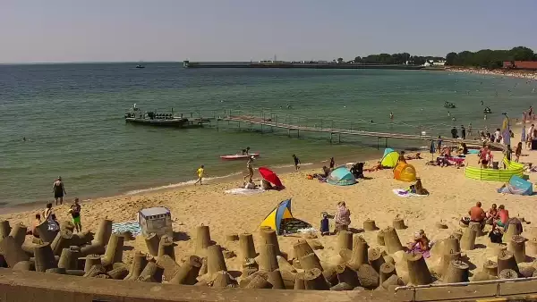 Ujęcie na słoneczne bulwary na wietrznym Półwyspie Helskim.