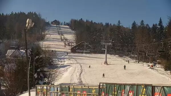 Obraz z kamery na stoku w ośrodku narciarskim Henryk SKI
