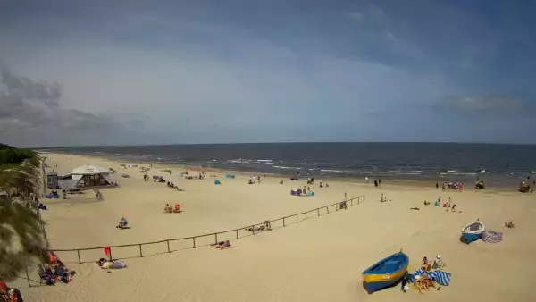 Jantar - widok na złocistą i słoneczną plaże.