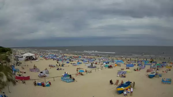 Jantar - widok na złocistą i słoneczną plaże.