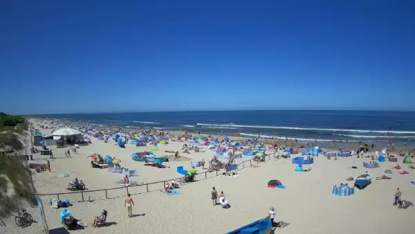 Jantar - widok na złocistą i słoneczną plaże.