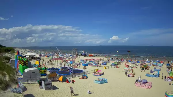 Jantar - widok na złocistą i słoneczną plaże.