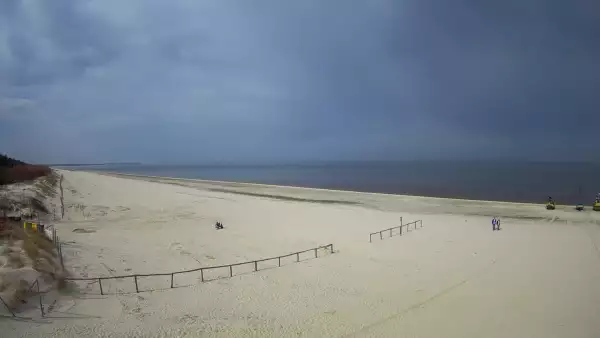 Jantar - widok na złocistą i słoneczną plaże.