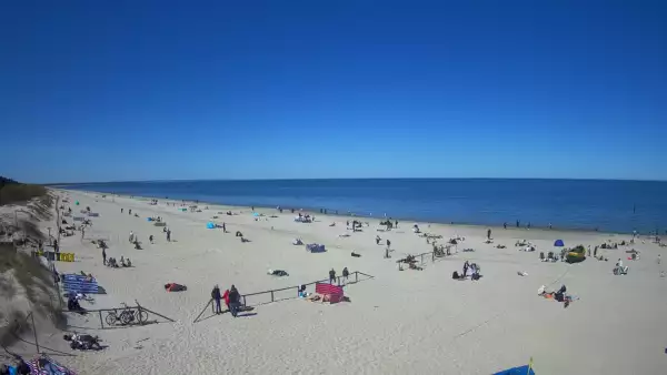 Jantar - widok na złocistą i słoneczną plaże.