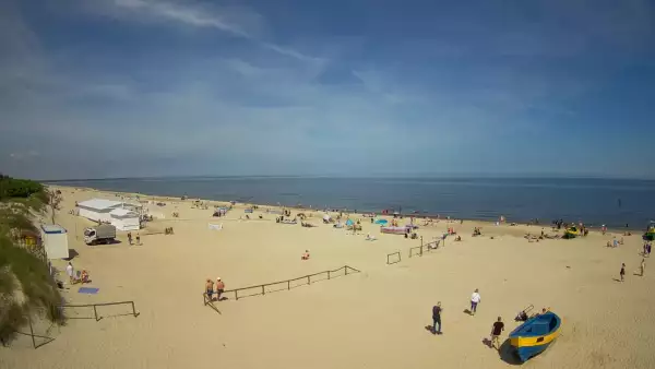 Jantar - widok na złocistą i słoneczną plaże.
