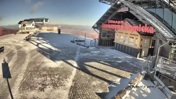 Widok na szczyt Jaworzyny Krynickiej i schronisko, w którym znajduje się muzeum i dyżurka GOPR-u