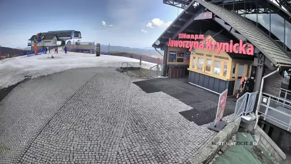 Widok na szczyt Jaworzyny Krynickiej i schronisko, w którym znajduje się muzeum i dyżurka GOPR-u
