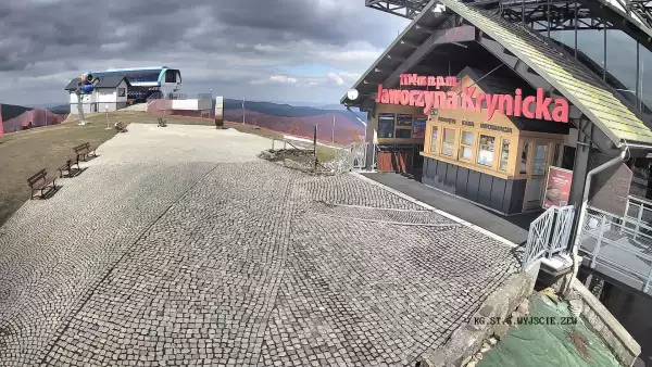 Widok na szczyt Jaworzyny Krynickiej i schronisko, w którym znajduje się muzeum i dyżurka GOPR-u