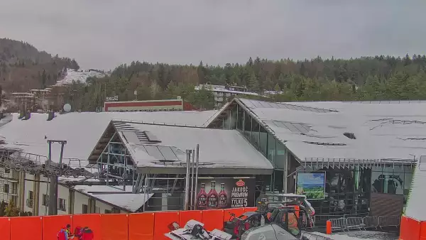 Widok na parking i Dolinę Czarnego Potoku- stację poczatkową kolei gondolowej