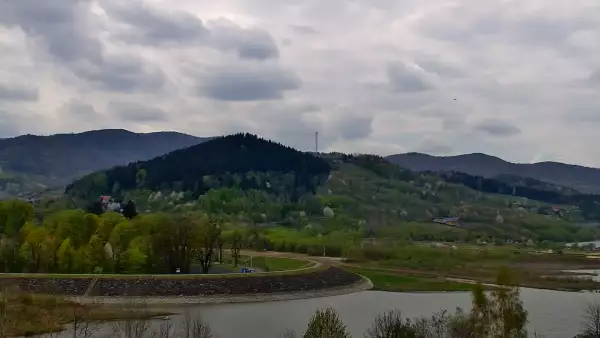 Widok z kamery ukazuje malowniczą linię brzegową, nad którą góruje charakterystyczna zapora w Świnnej Porębie