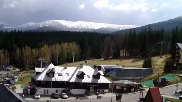 Arena Szrenica w Szklarskiej Porębie - widok na karczmę i stok.
