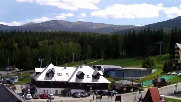 Arena Szrenica w Szklarskiej Porębie - widok na karczmę i stok.