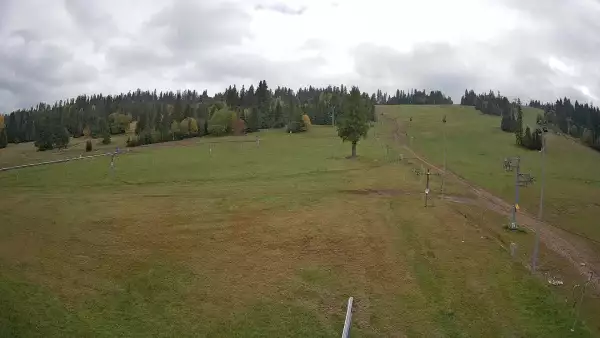 Widok na wyciąg orczykowy na stacji narciarskiej Jurgów Ski