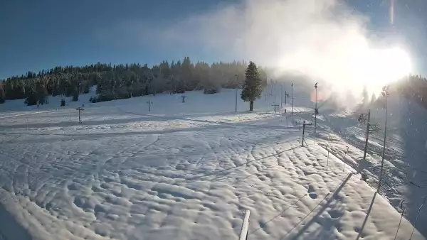 Widok na wyciąg orczykowy na stacji narciarskiej Jurgów Ski