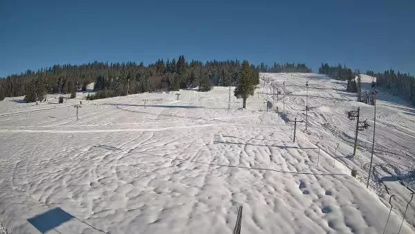 Widok na wyciąg orczykowy na stacji narciarskiej Jurgów Ski