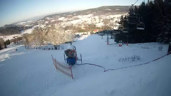 Widok na stok z górnej stacji ośrodka narciarskiego Kamienica - Bolesławów