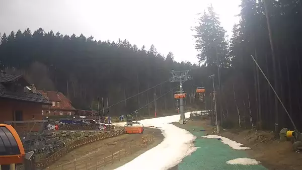 Widok z Kamery na dolną stację Biały Jar w Karpaczu