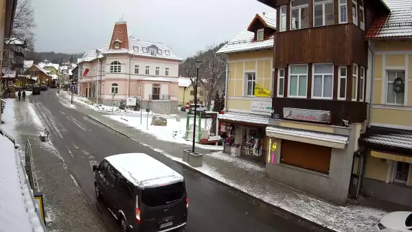 Widok na deptak w Karpaczu to pełen życia obrazek w malowniczym otoczeniu gór.