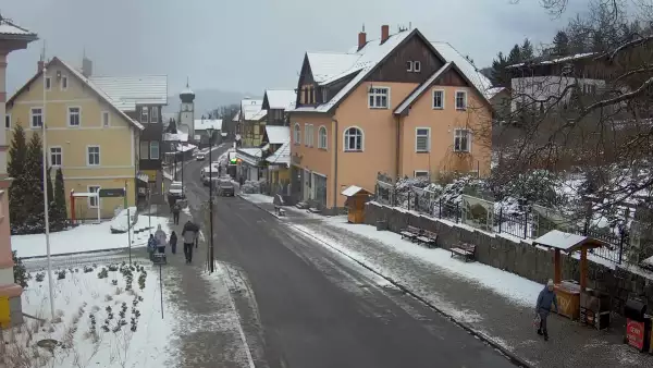 Widok na centrum Karpacza, kawiarnie, sklepy, restauracje i deptak.