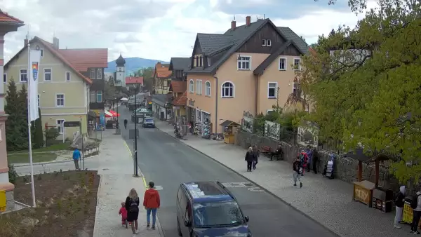 Widok na centrum Karpacza, kawiarnie, sklepy, restauracje i deptak.