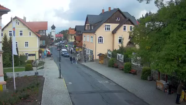Widok na centrum Karpacza, kawiarnie, sklepy, restauracje i deptak.