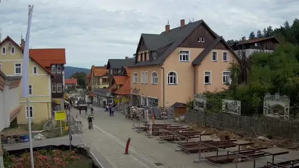 Widok na centrum Karpacza, kawiarnie, sklepy, restauracje i deptak.