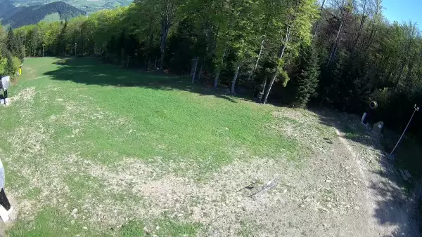 Widok na stację końcową wyciagu o należącym do Grupy Pingwina ośrodku Kasina Ski