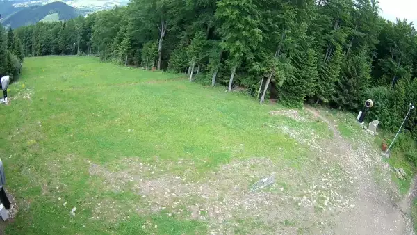 Widok na stację końcową wyciagu o należącym do Grupy Pingwina ośrodku Kasina Ski
