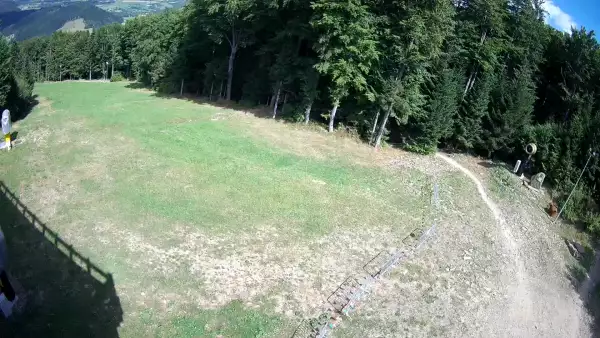 Widok na stację końcową wyciagu o należącym do Grupy Pingwina ośrodku Kasina Ski